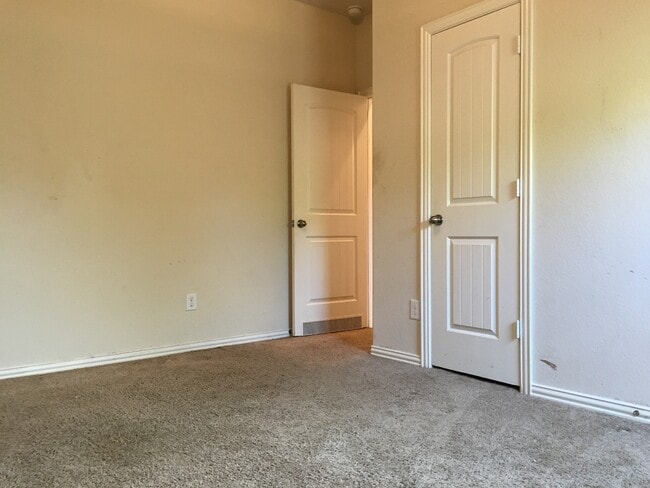 Building Photo - Great Open Floor Plan in Buda