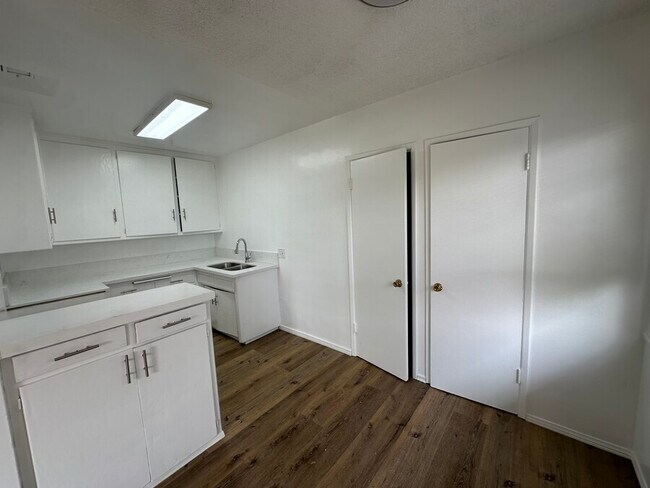 Building Photo - 2027 Ridgeley Dr