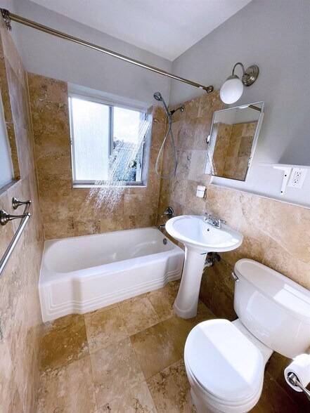 Building Photo - 530 SW 10th St