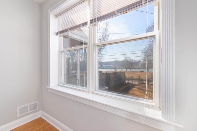Building Photo - 114 Riverthorn Rd