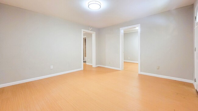 Building Photo - 2 BDRM 1 BATH