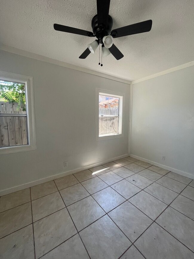 Building Photo - 1609-1611 Gundry Ave