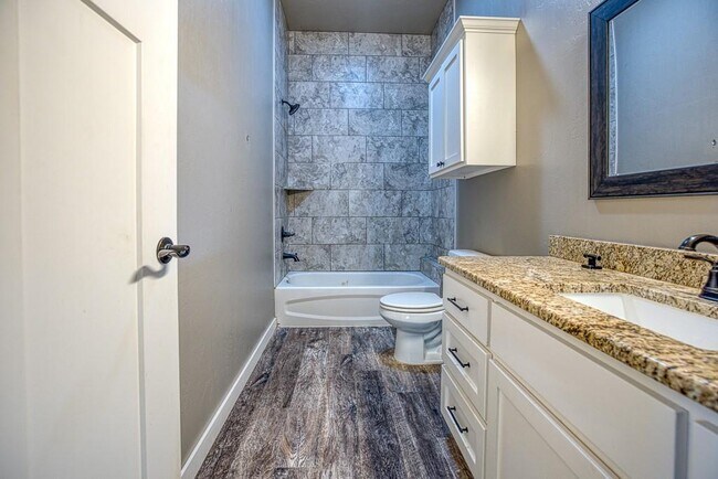 Building Photo - 807 Venice Ct