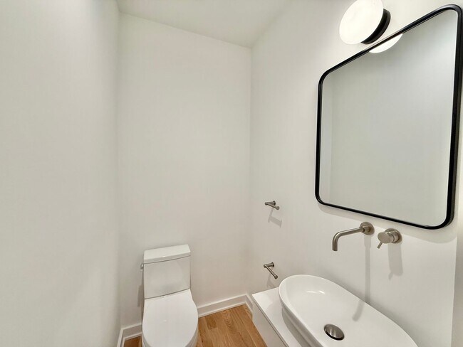 Building Photo - **OFFERING REFUNDABLE APPLICATION FEES & $300 MOVE IN PROMOTION** Beautiful 3BD, 3.5BA Downtown R...