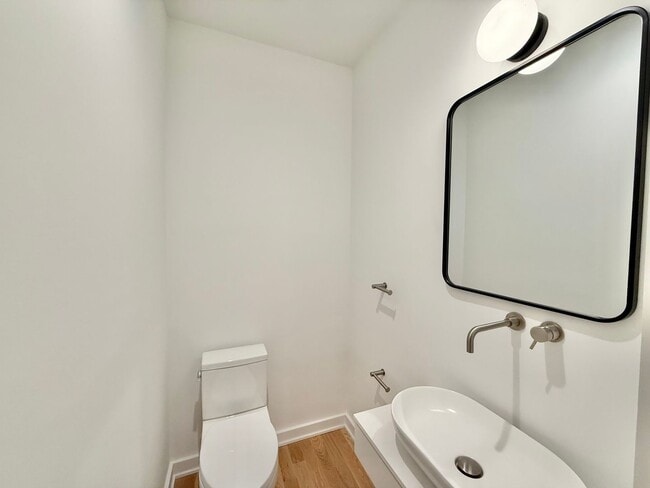 Building Photo - **OFFERING REFUNDABLE APPLICATION FEES** Beautiful 3BD, 3.5BA Downtown Raleigh Townhome with an A...