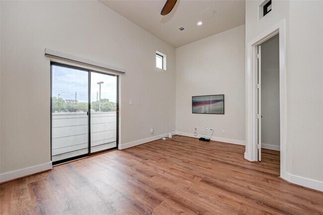 Building Photo - 2301 Camden Dr
