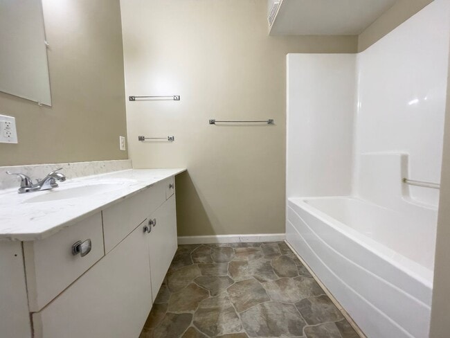 Building Photo - Cozy 2 Bedroom Home! Washer & Dryer Hookups! Large Deck! Spacious Yard!