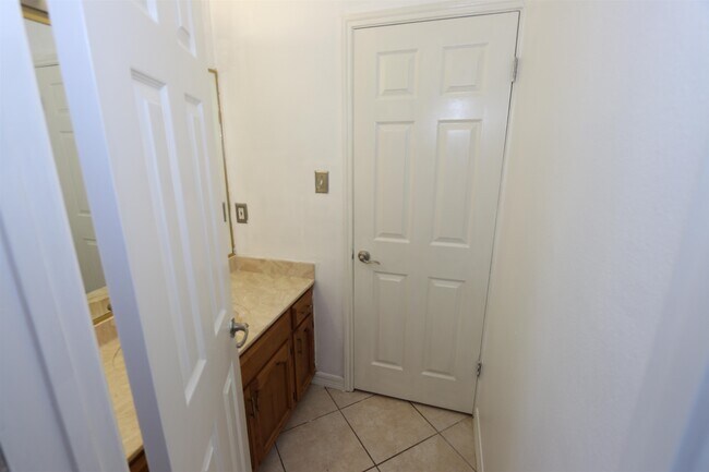 Building Photo - 609 St James Ct