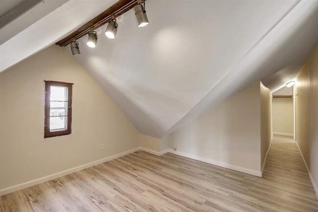 Building Photo - 5 bed, 3 bath updated home on Campus -  AVAILABLE AUGUST 2026