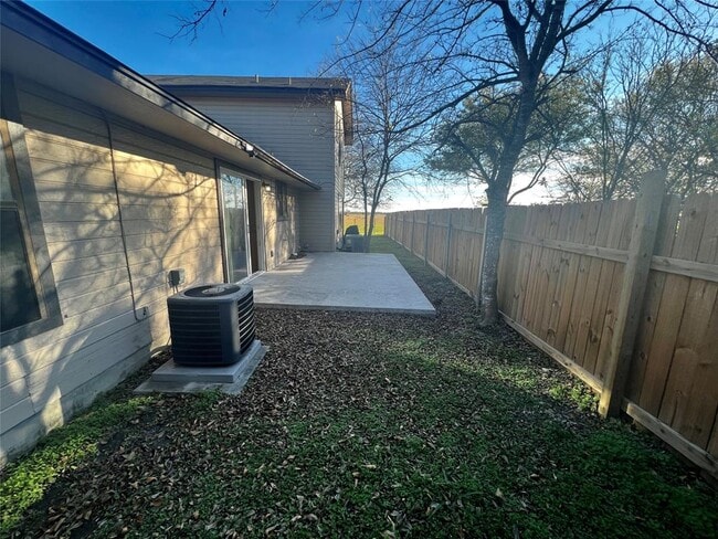 Building Photo - 1204 Blackjack St