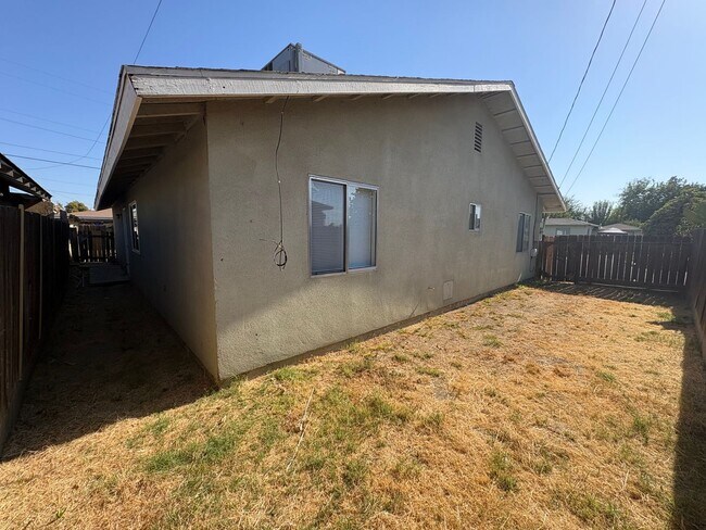 Building Photo - NW Visalia Home with Alley Access Rent Ready!