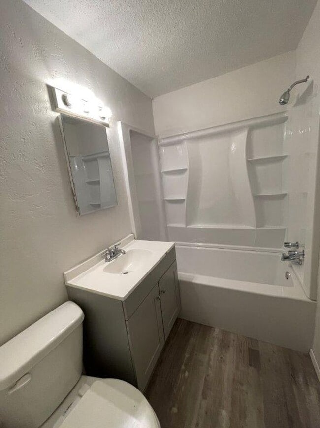 Building Photo - New paint, 3 bed 1 bath 1 car in SE Okc!