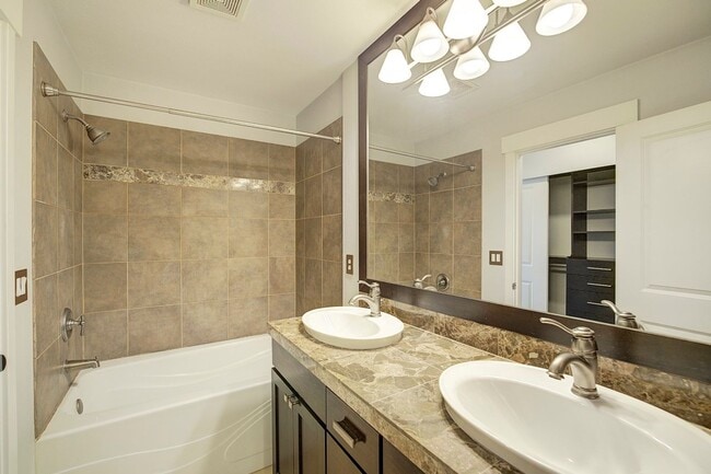 Building Photo - 2Bd/2.5Ba Seattle Townhouse