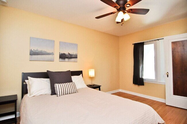 Building Photo - Spacious 3-Bed Duplex with Garage and 2 bathrooms in Minneapolis!