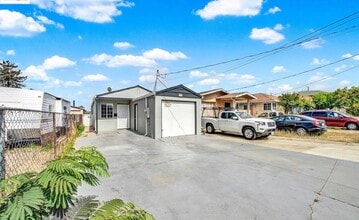 Building Photo - Single Family Home Available Now!!