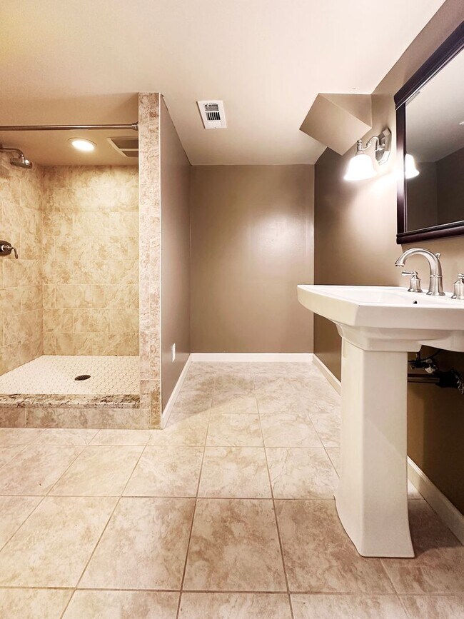 Building Photo - 2Bd/1.75Ba Seattle Home