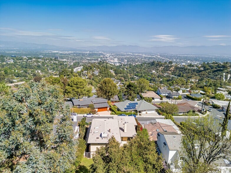 Building Photo - 15470 Longbow Dr