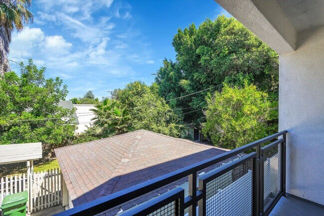 Building Photo - Riverside 4 Lease