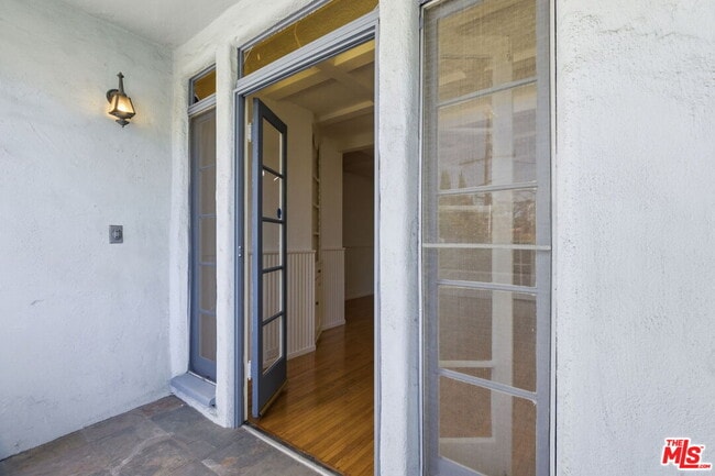 Building Photo - 307 S Doheny Dr