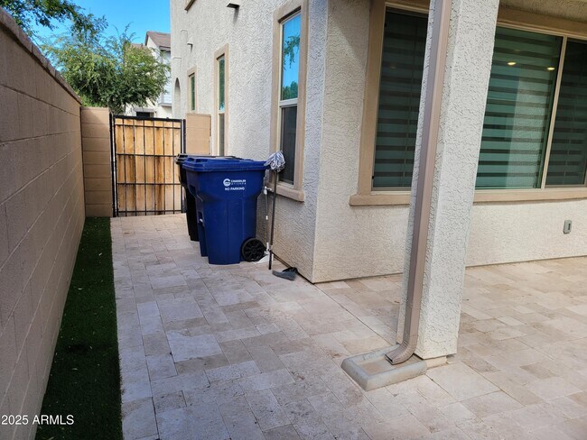 Building Photo - 2754 S Apache Dr