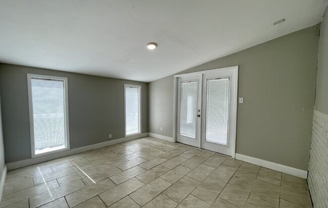 Building Photo - 4 bedroom 2 bathroom pool home for rent