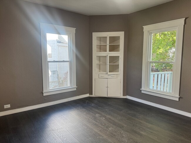 Building Photo - 303 Forest Ave