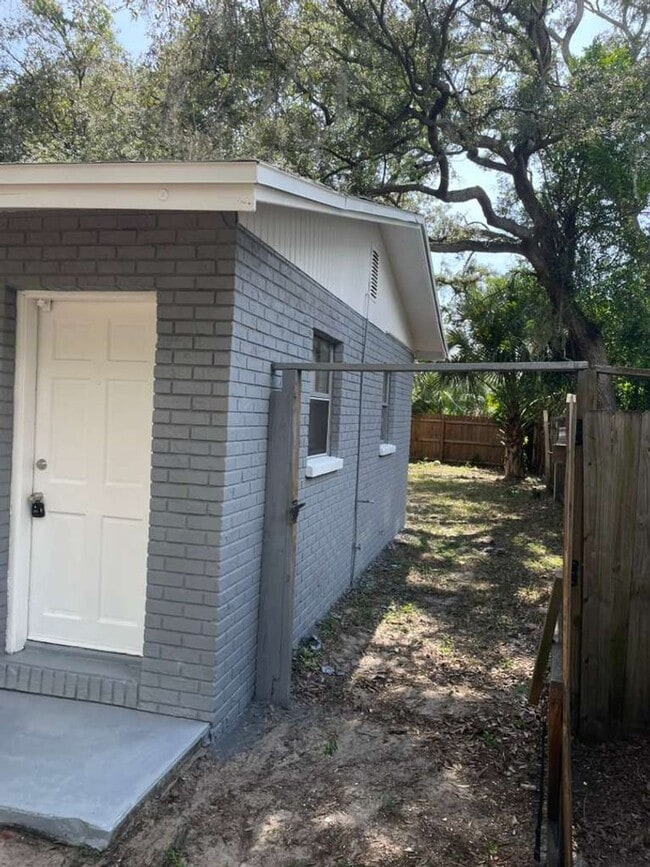 Building Photo - 1/1 Available Now Tampa