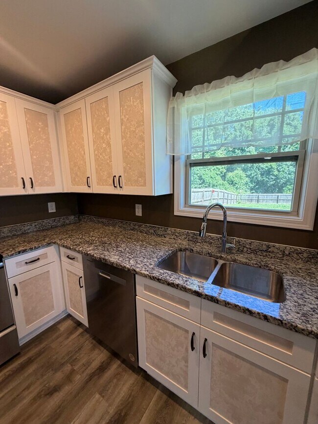 Building Photo - Large 4 Bedroom 2 1/2 Bath Pet Friendly Home For Rent!