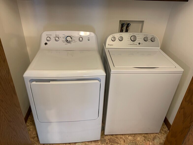Main level washer and dryer - N2118 Schacht Rd