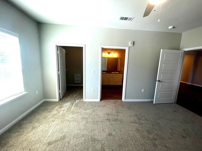 Building Photo - 300 Willow Grv Wy