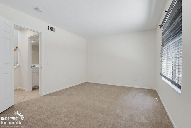 Building Photo - Bright & Spacious 4Bdm and 3Ba Home in Escondido!