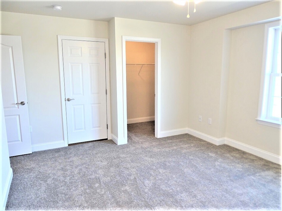 Building Photo - 127 Redstone Dr