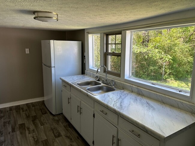 Building Photo - 1415 Hatcher Ave SE