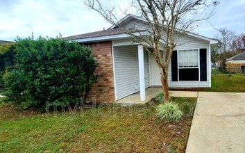 Building Photo - 425 Pine Crescent Way