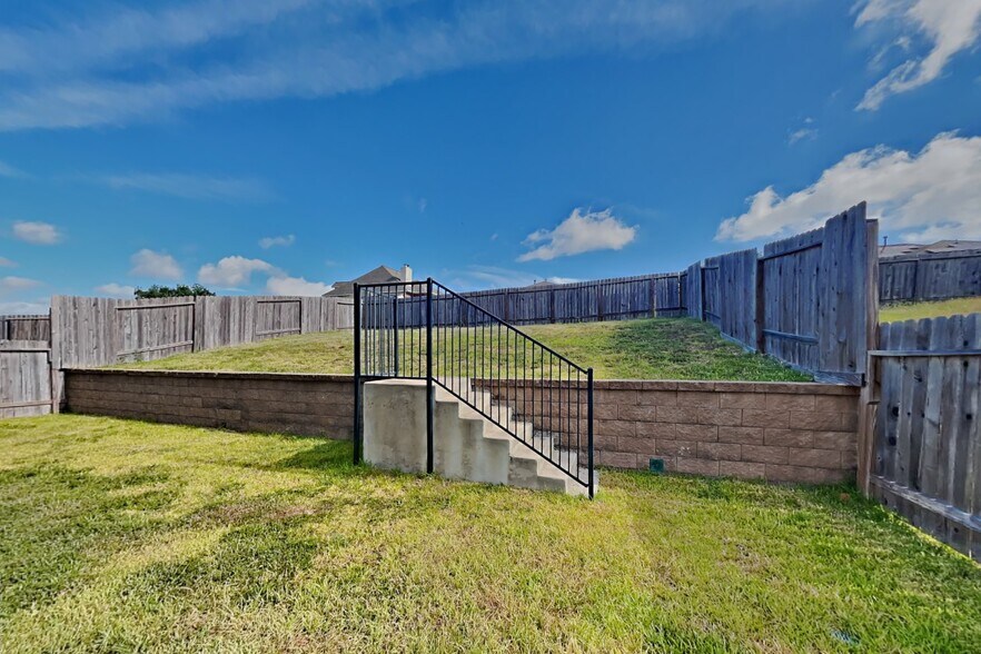 Building Photo - 11106 N Lake Mist Ln