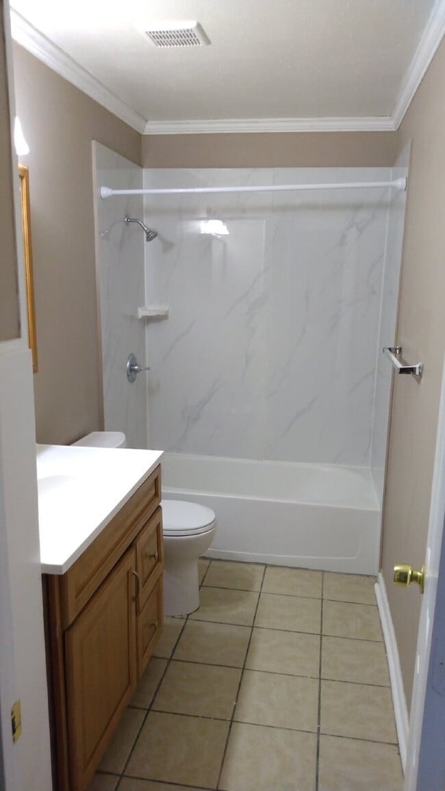 Building Photo - Beautiful and spacious 2BR/1BA downstairs unit at The Chateau Royale Apartments. This unit is ren...