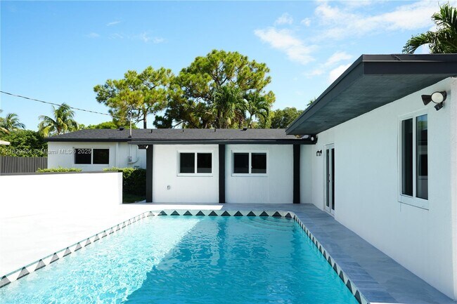 Building Photo - 2573 Conroy Dr