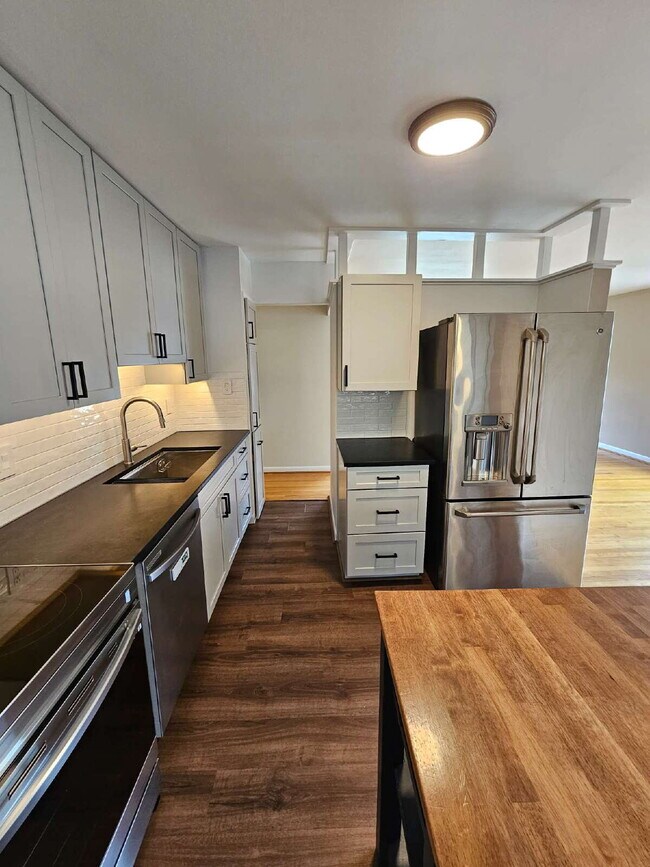 Building Photo - Beautiful 3-Bedroom Ranch in Desirable Northwest Warren, Nice Kitchen, Large Living Room, Finishe...