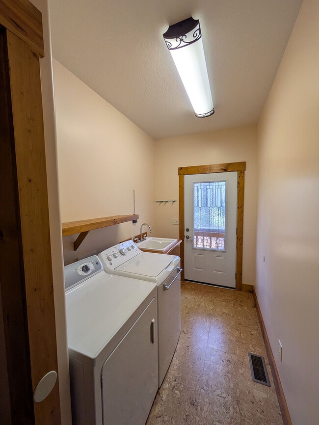 Building Photo - 291 Leamon Dr