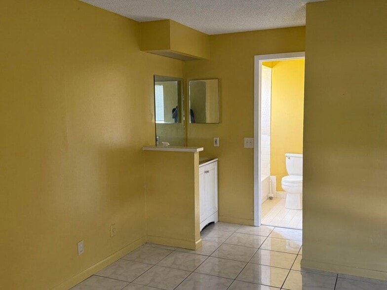 Building Photo - 2511 NW 56th Ave