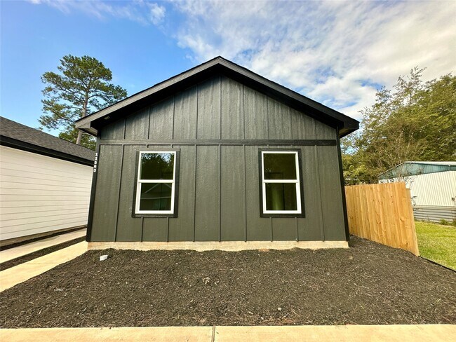 Primary Photo - 11561 Persimmon St