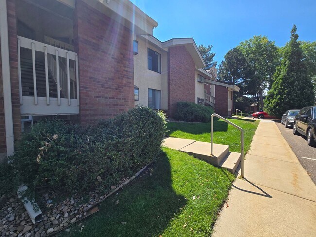 Building Photo - Beautifully Renovated, Top Floor, 2 Bedroom 2 Bath East Boulder Condo for Rent!