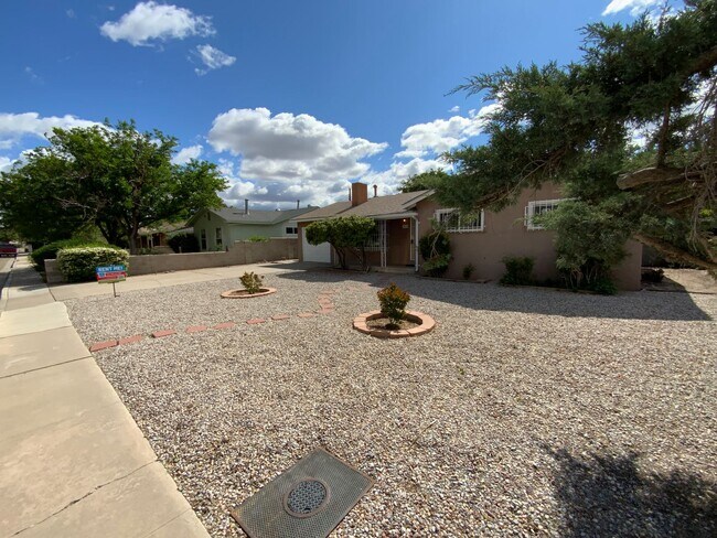 Building Photo - 3 Bedroom Single Story Home Available Near...