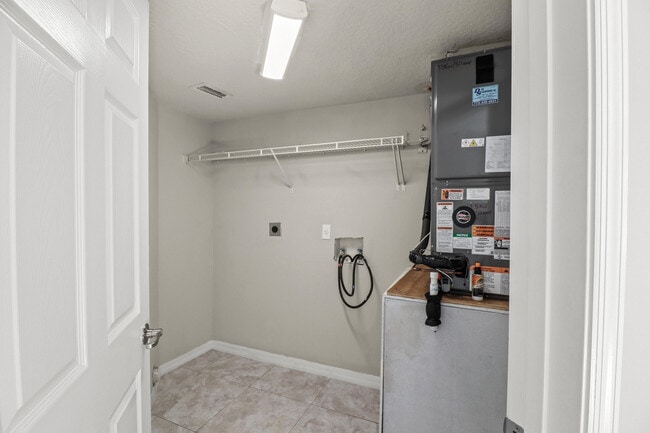 Building Photo - 2625 Heathcote Dr