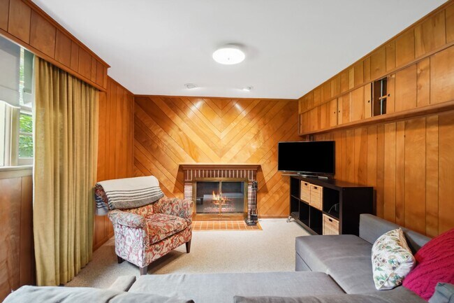 Building Photo - Spacious Split Level on Sundale Stone's Th...