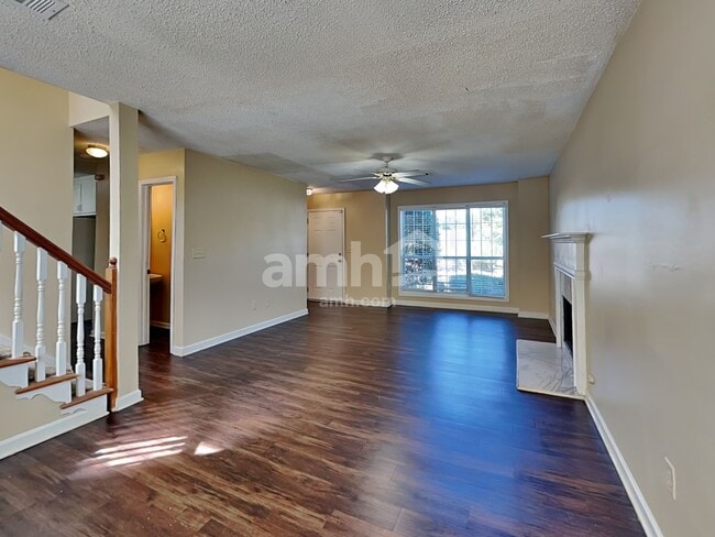 Building Photo - 1319 Vine Cir