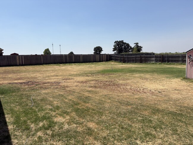 Building Photo - 373 NE Sanders Dr