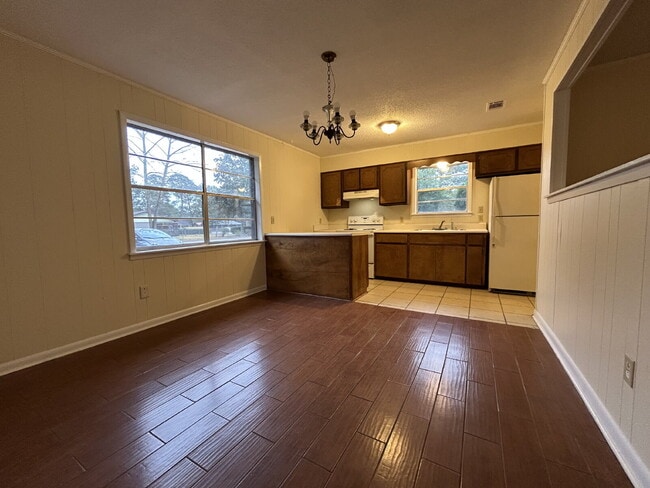 Building Photo - Home For Rent