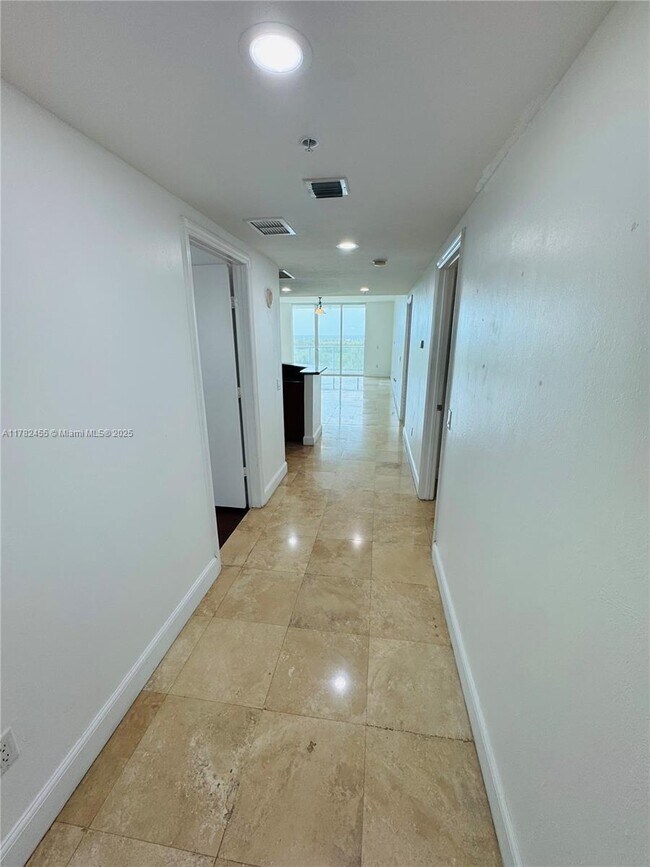 Building Photo - 15051 Royal Oaks Ln