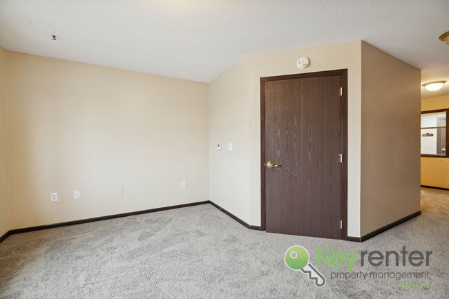 Building Photo - 1411 S Douglas Ave
